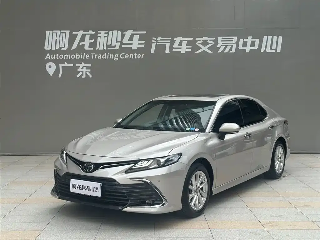 Toyota Camry — фото 1