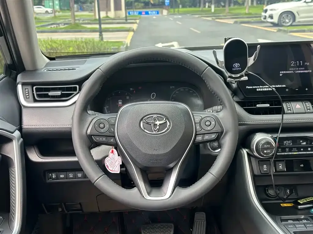 Toyota RAV4 — фото 6
