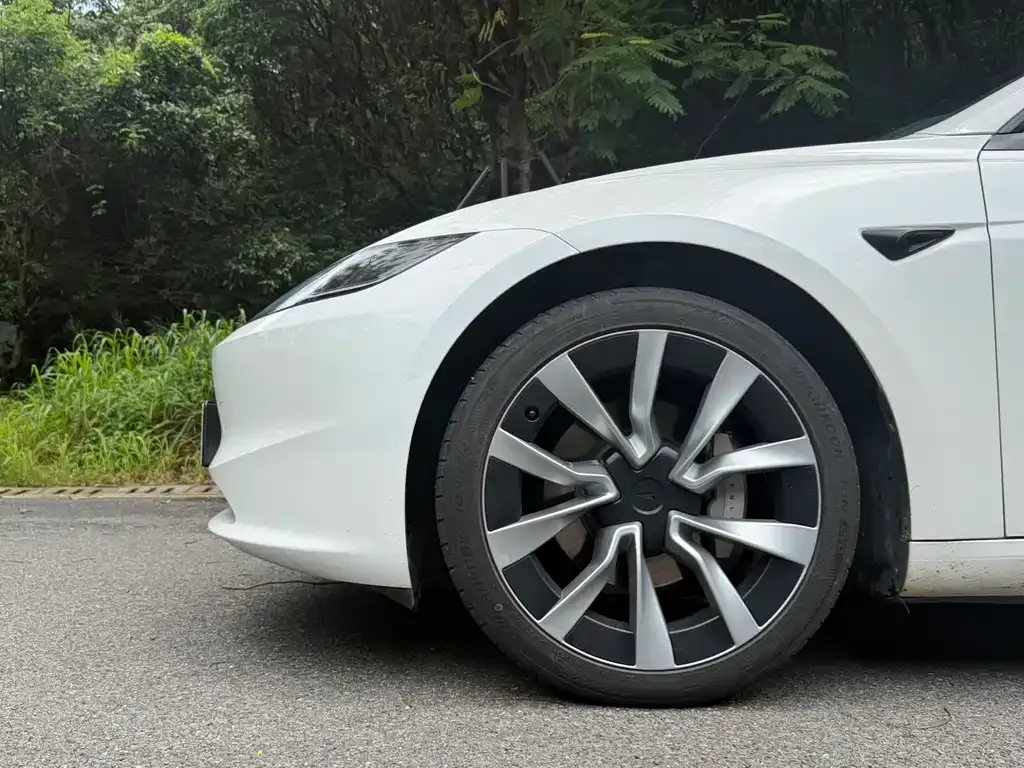 Tesla Model 3 — фото 7