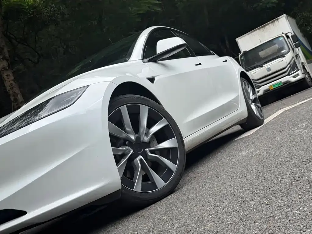 Tesla Model 3 — фото 4