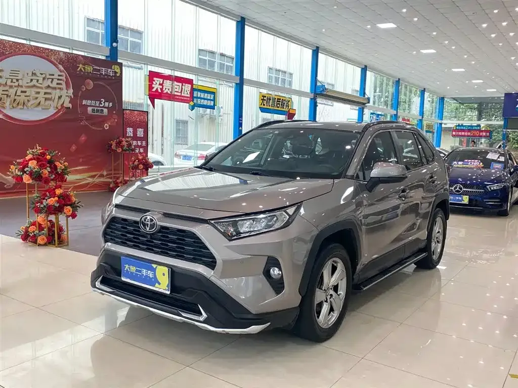 Toyota RAV4 — фото 1