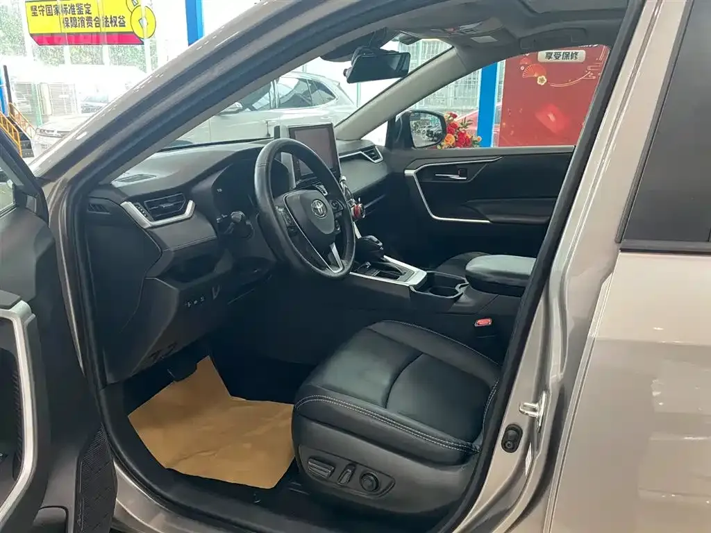 Toyota RAV4 — фото 6