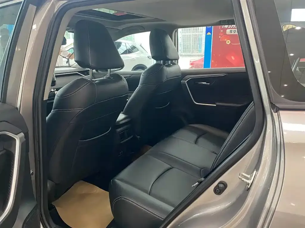 Toyota RAV4 — фото 2