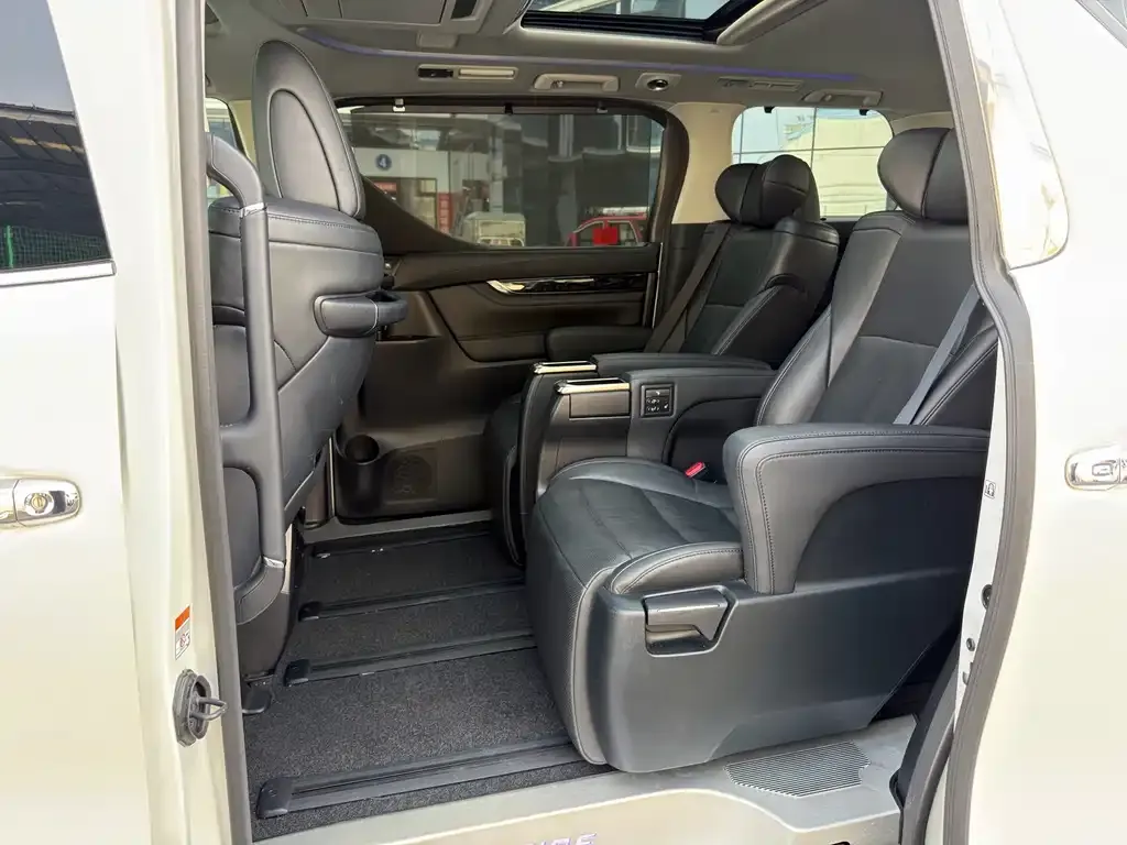 Toyota Vellfire — фото 4