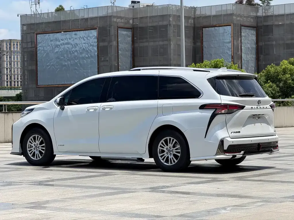 Toyota Sienna — фото 4