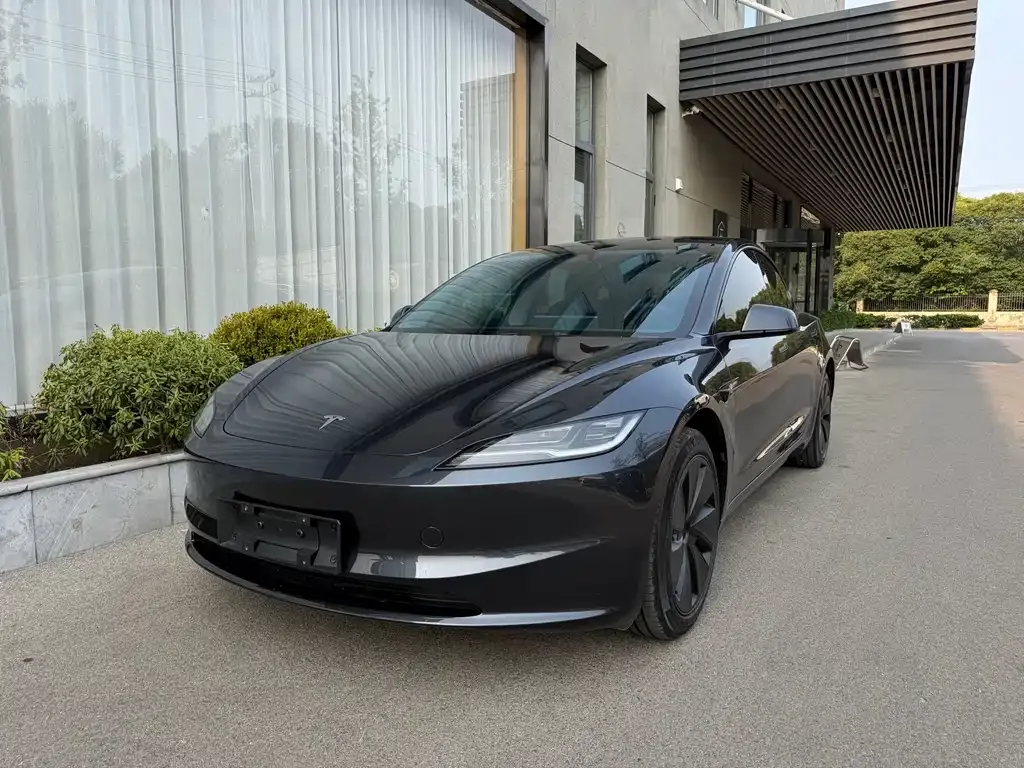 Tesla Model 3 — фото 1