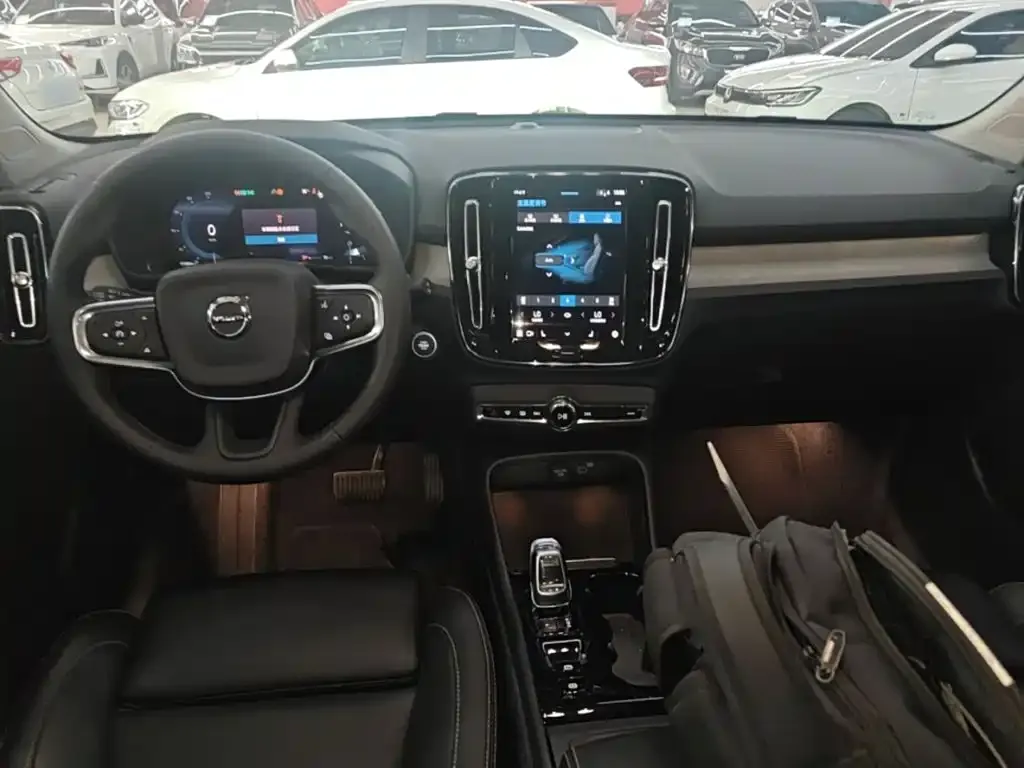 Volvo XC40 — фото 9