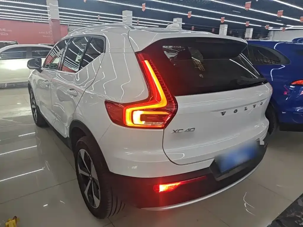 Volvo XC40 — фото 10