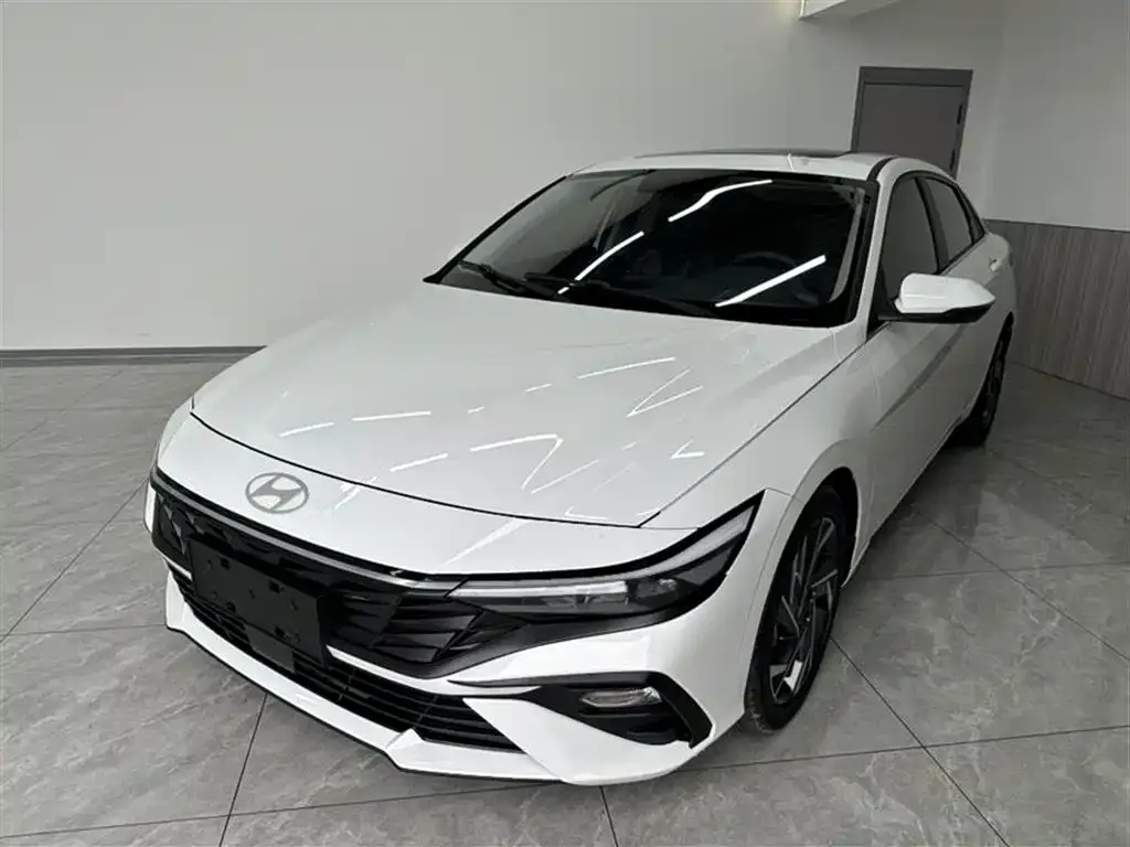 Hyundai Elantra — фото 1
