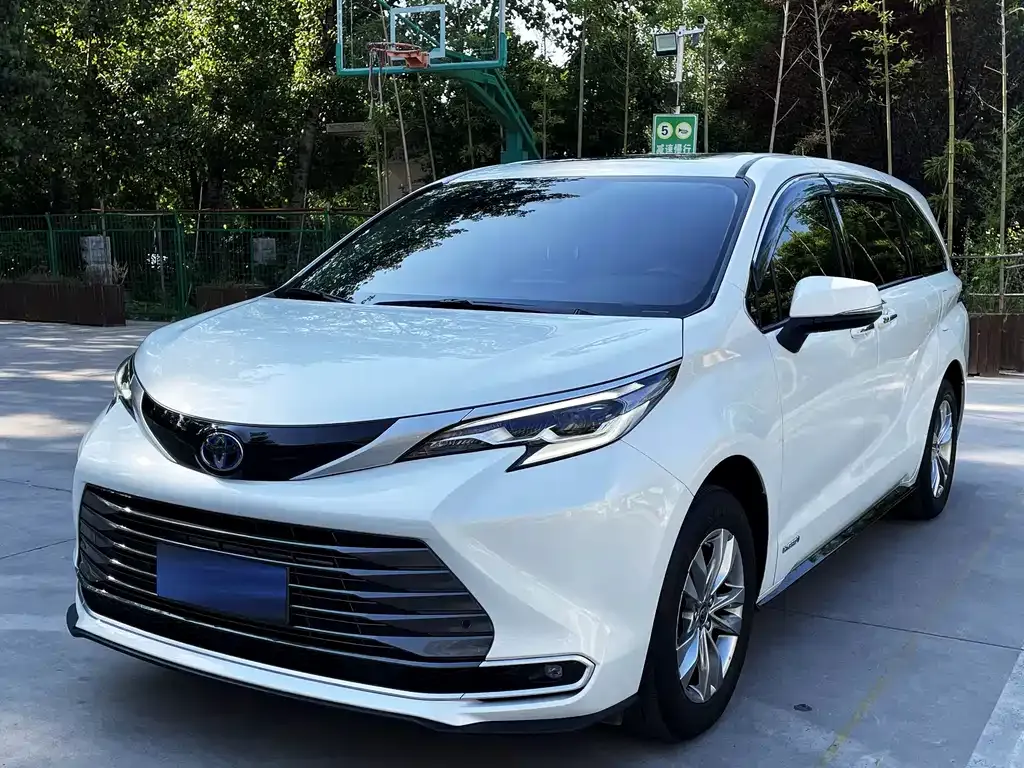 Toyota Sienna — фото 1