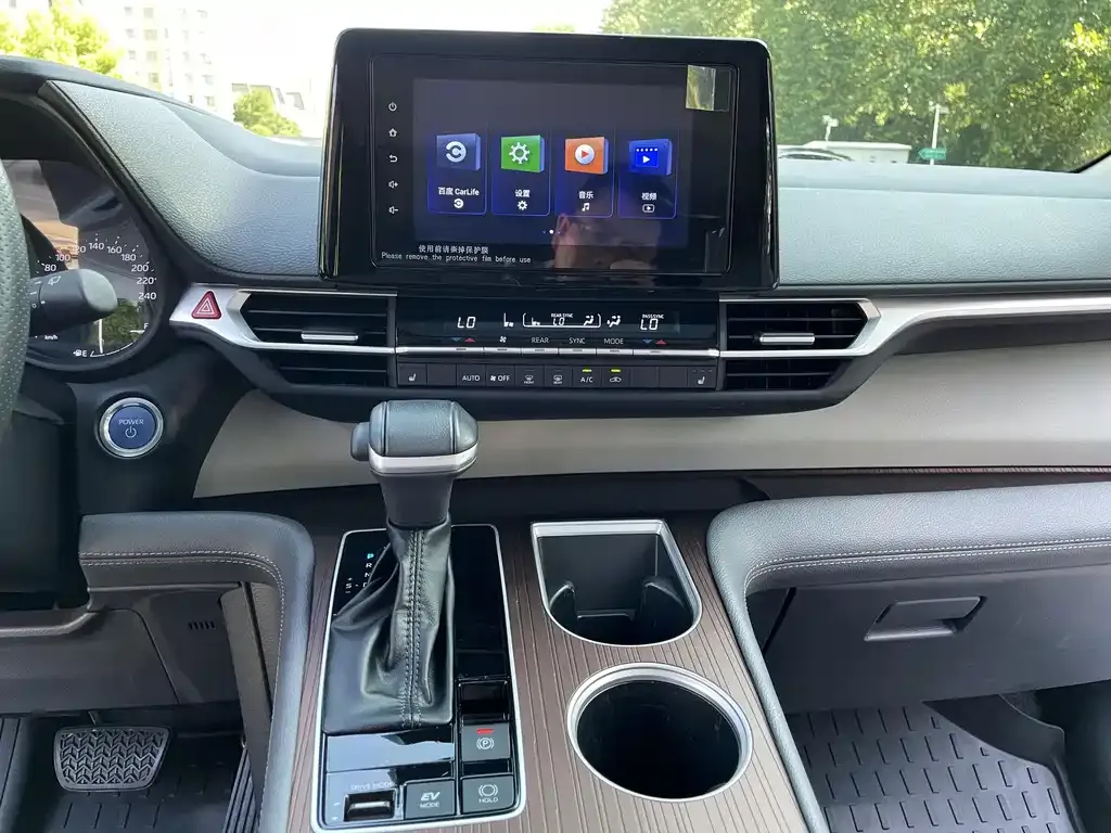 Toyota Sienna — фото 4