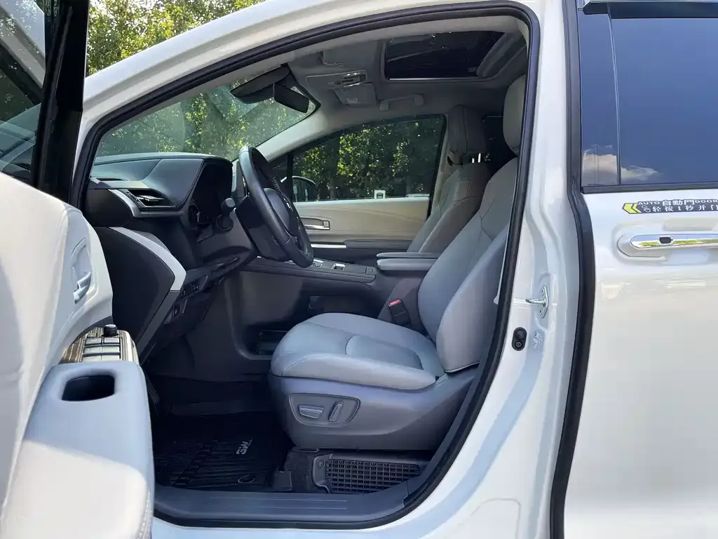 Toyota Sienna — фото 9