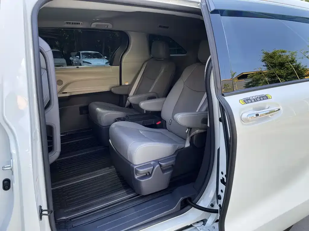 Toyota Sienna — фото 5