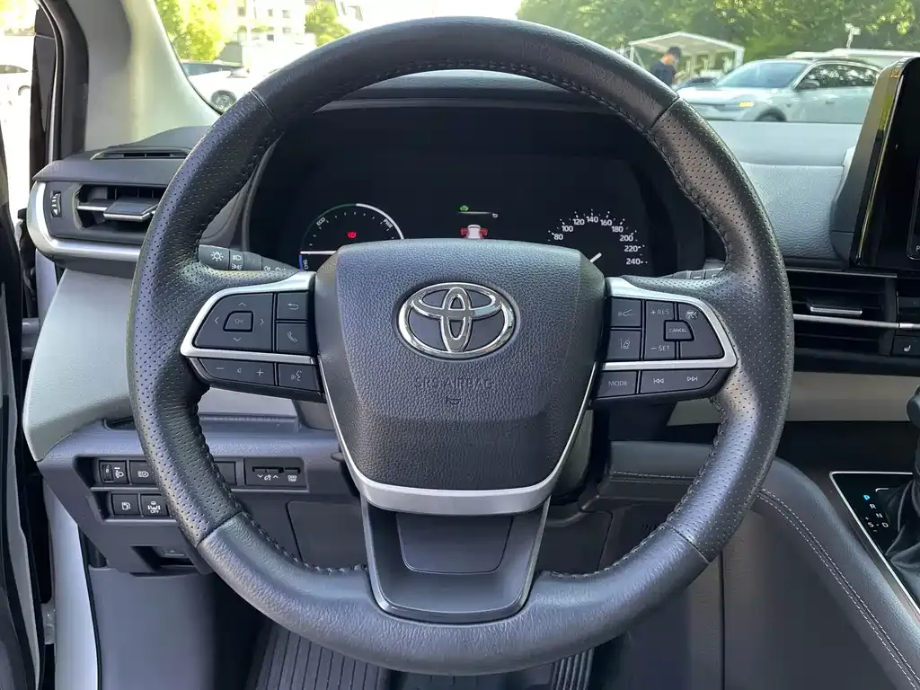 Toyota Sienna — фото 7