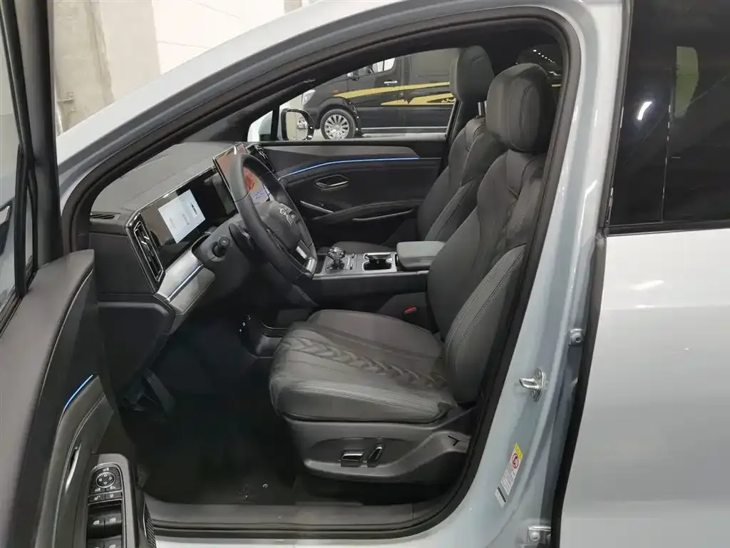 BYD L DM-i — фото 8