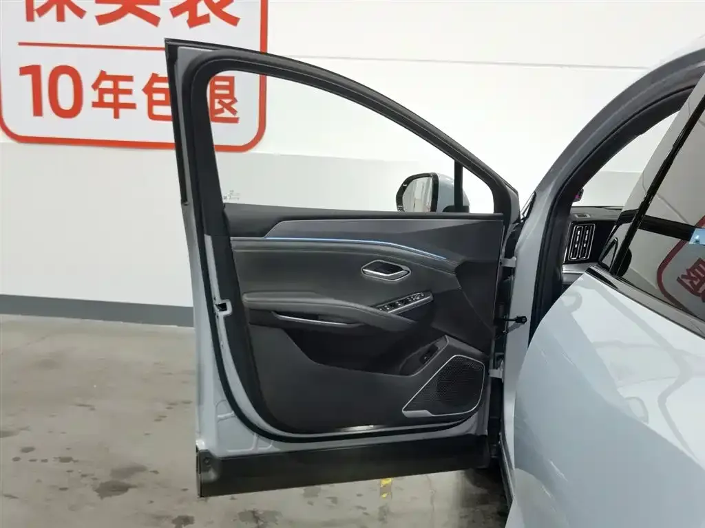 BYD L DM-i — фото 9