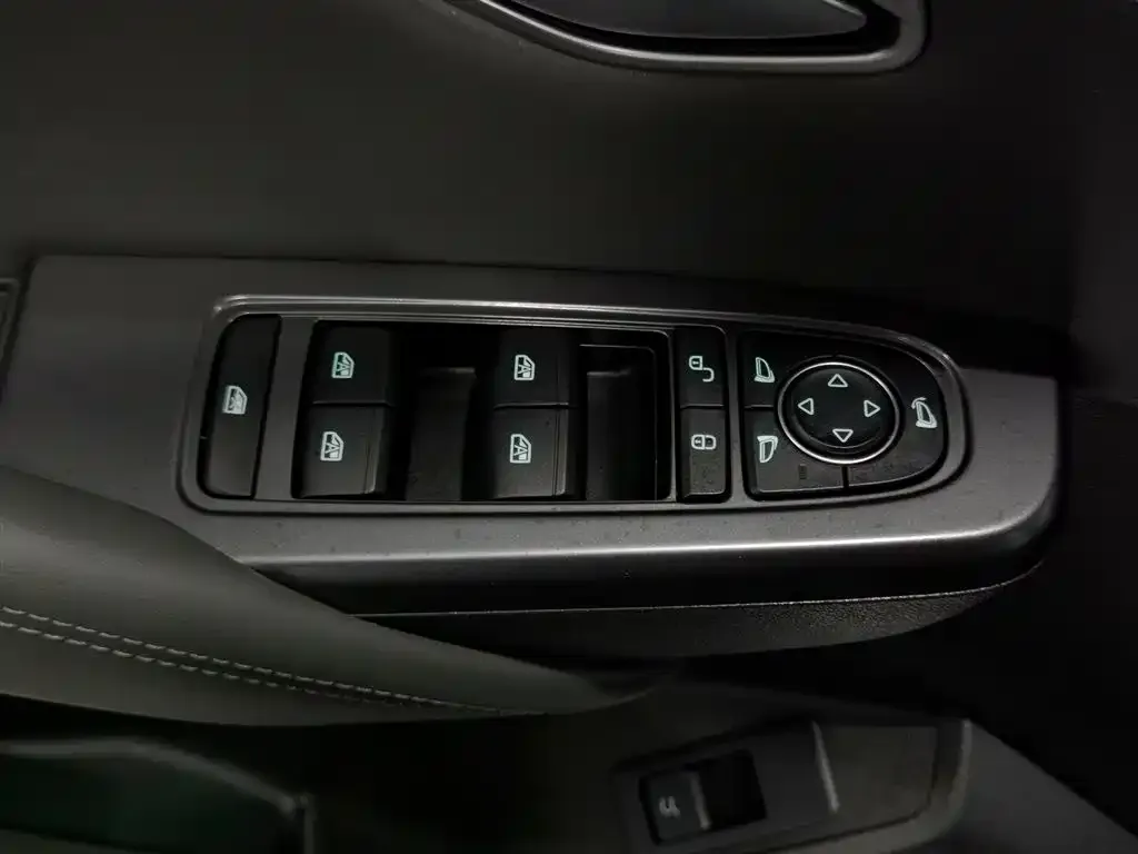 BYD L DM-i — фото 6