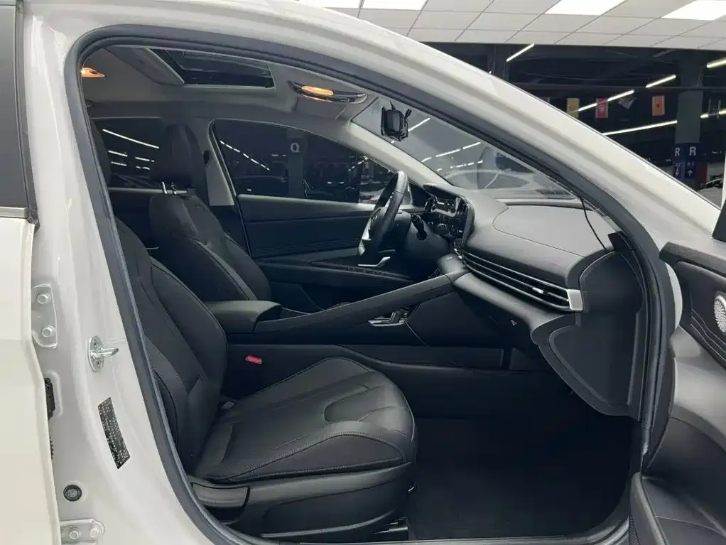 Hyundai Elantra — фото 5