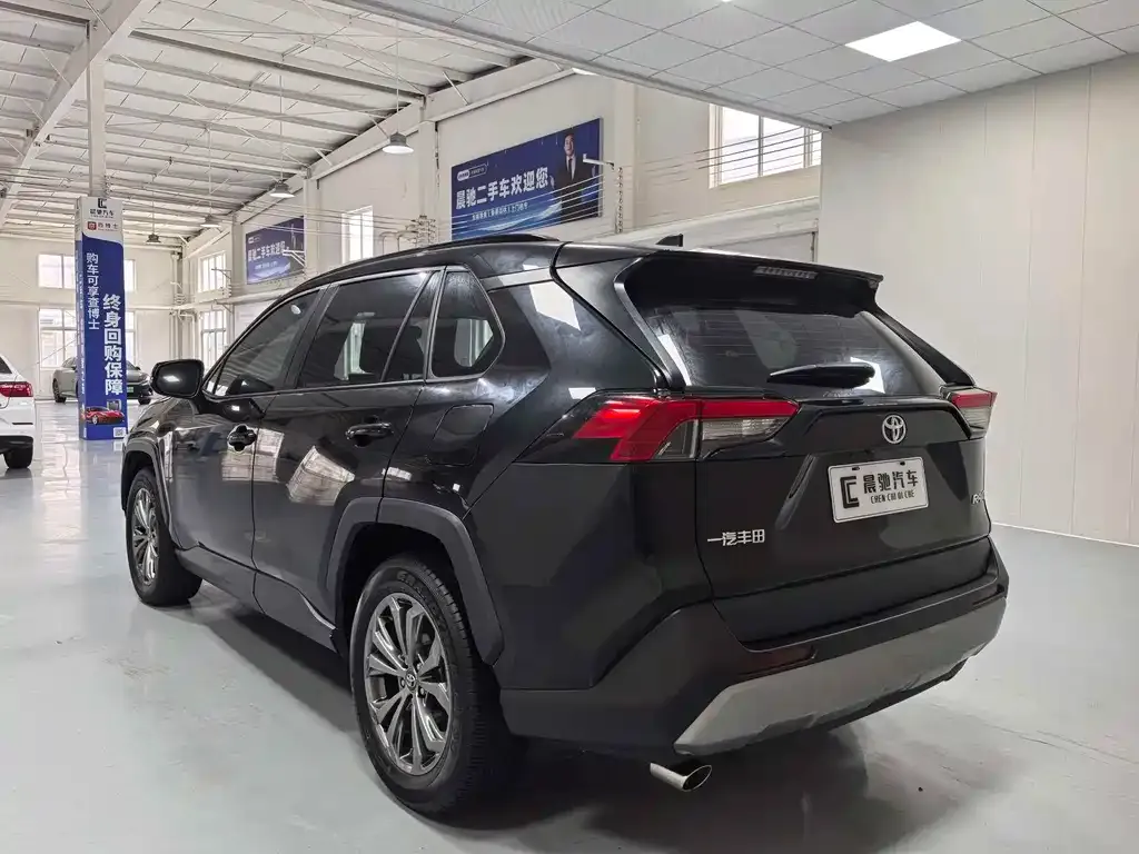 Toyota RAV4 — фото 9