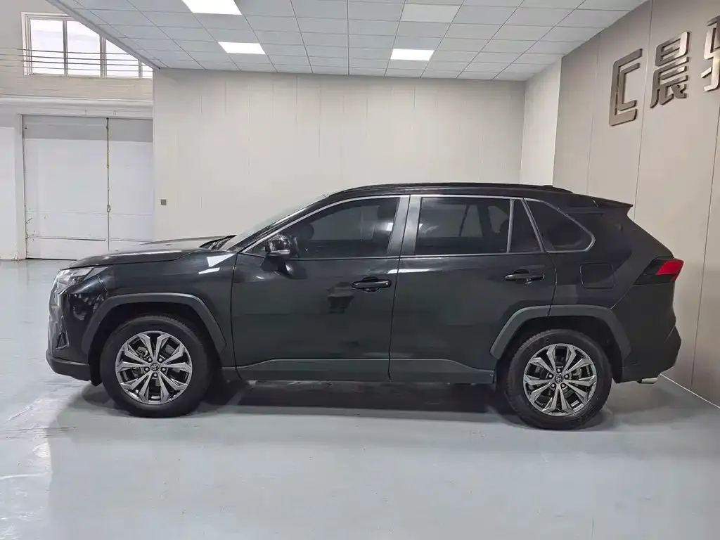 Toyota RAV4 — фото 3