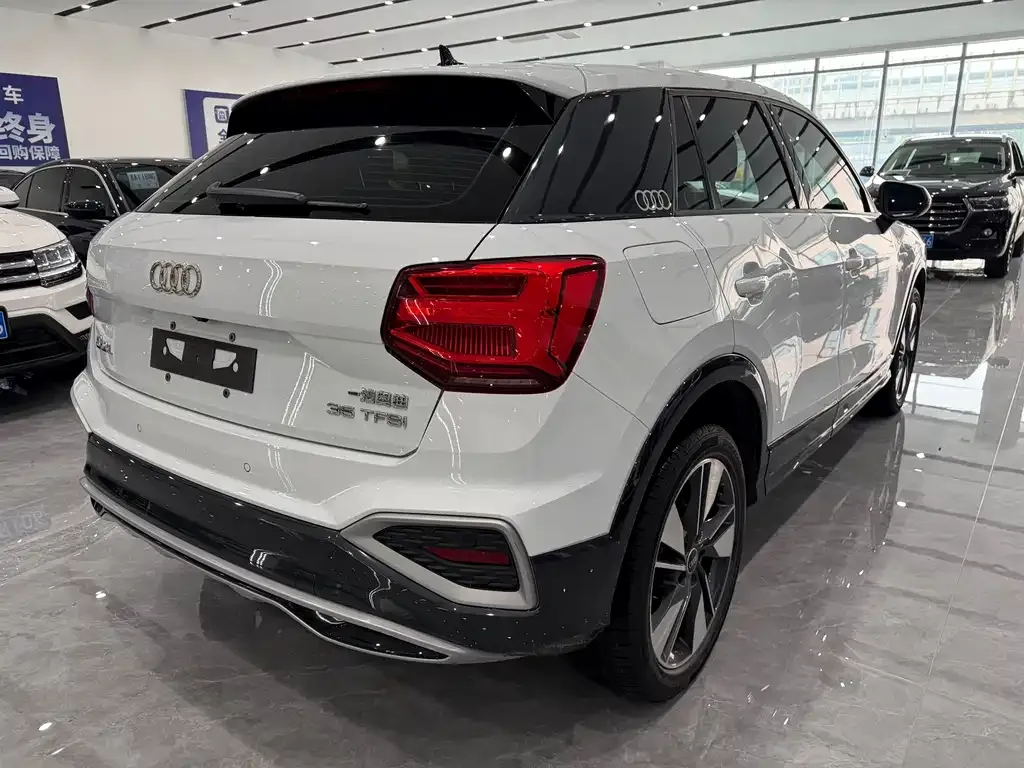 Audi Q2L — фото 5