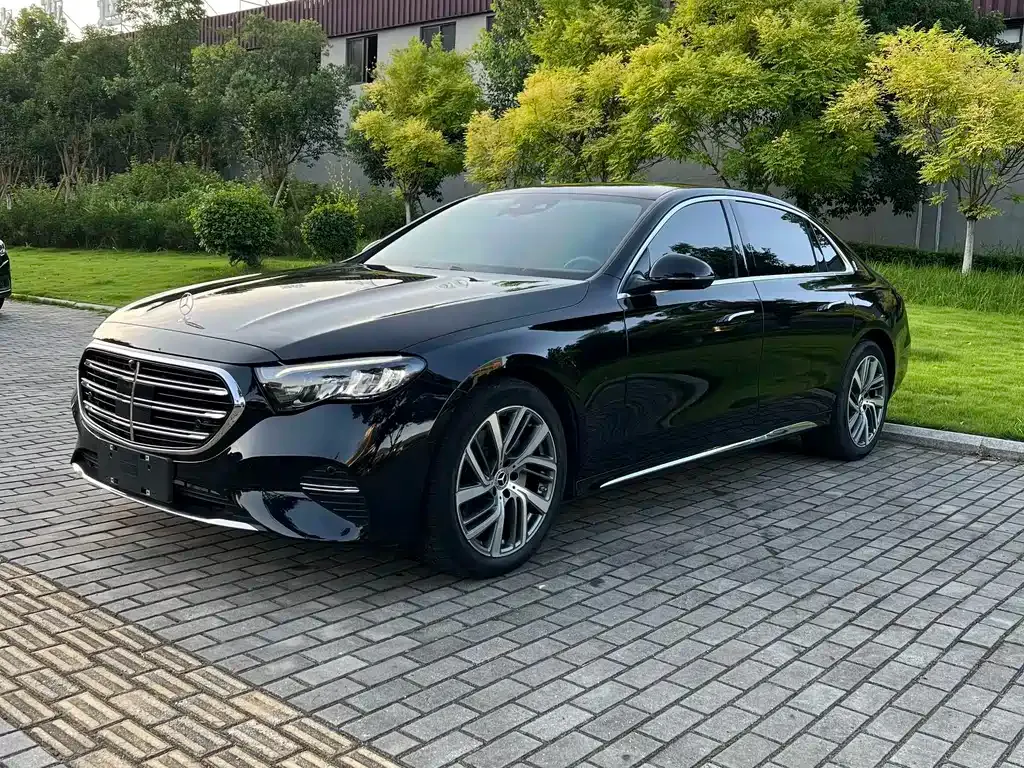 Mercedes-Benz E-Class — фото 1