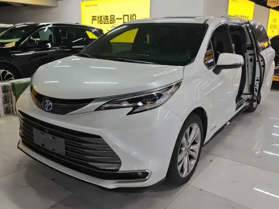 Toyota Sienna — фото 1