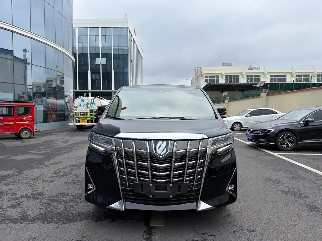 Toyota Alphard — фото 1