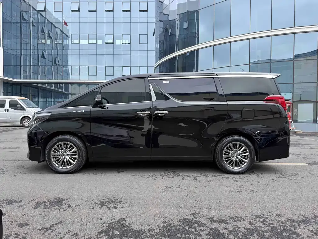 Toyota Alphard — фото 4
