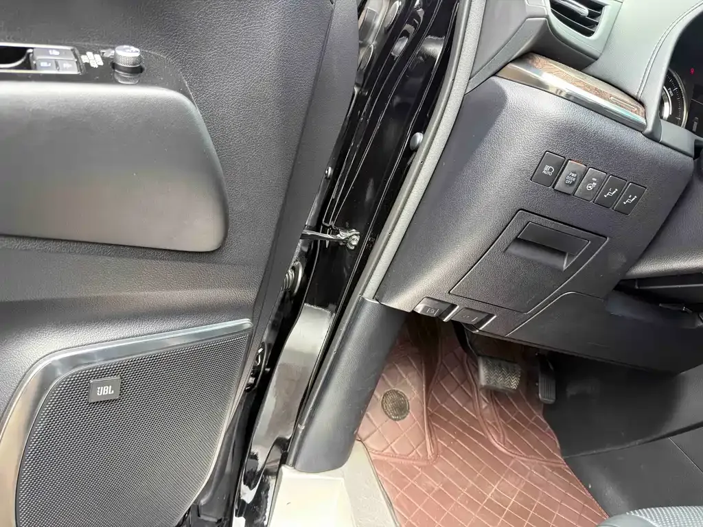Toyota Alphard — фото 3