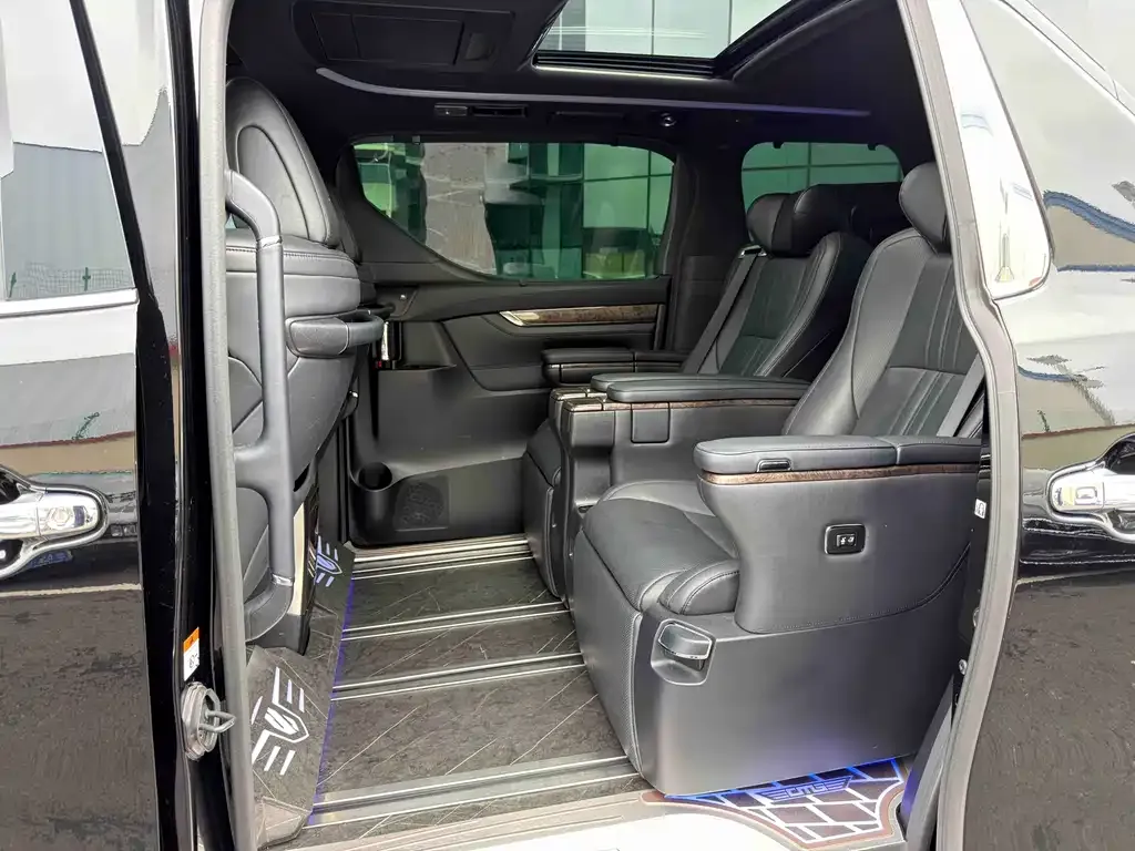 Toyota Alphard — фото 2