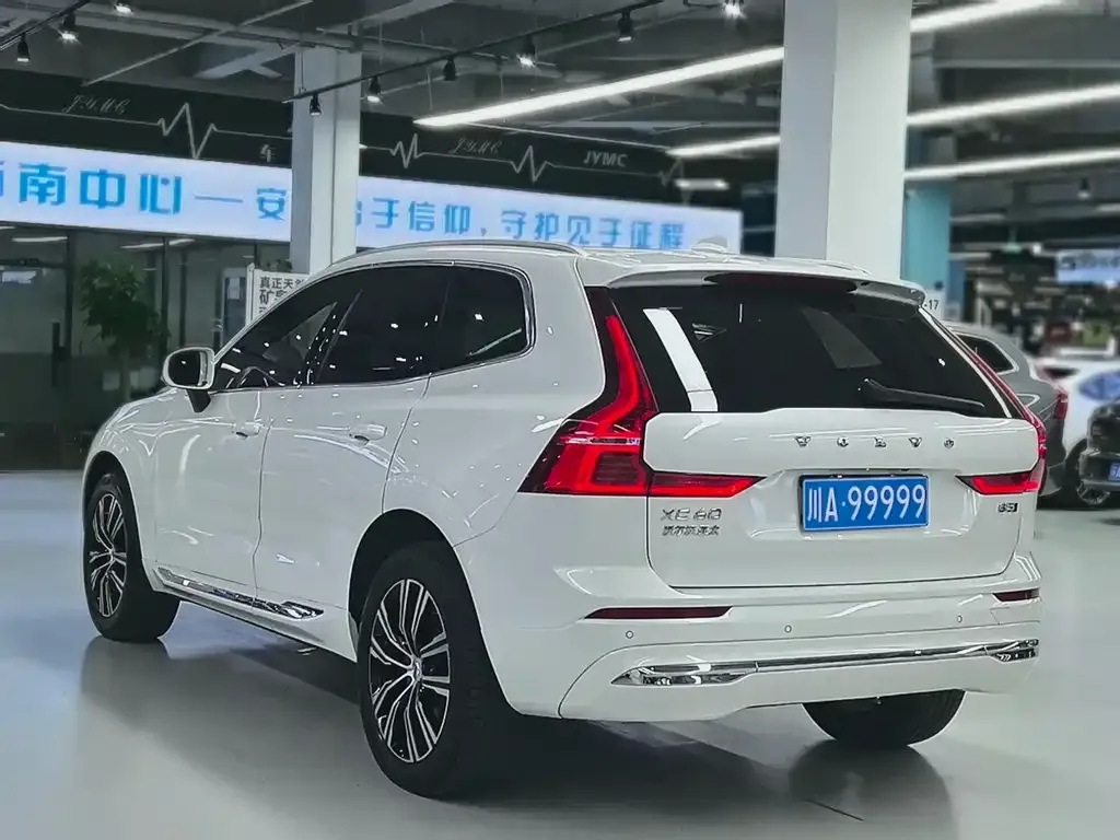 Volvo XC60 — фото 9
