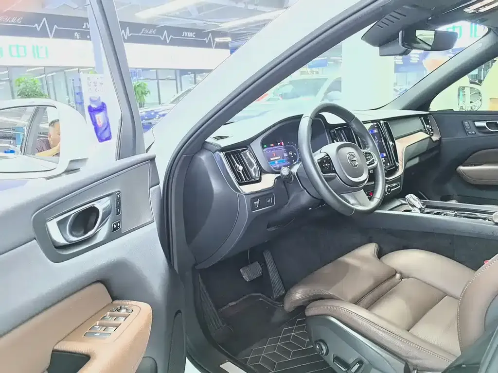 Volvo XC60 — фото 10