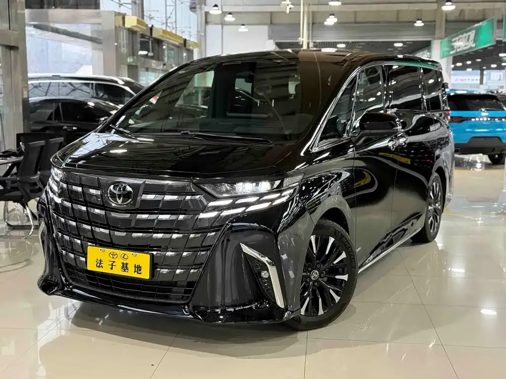 Toyota Alphard — фото 1