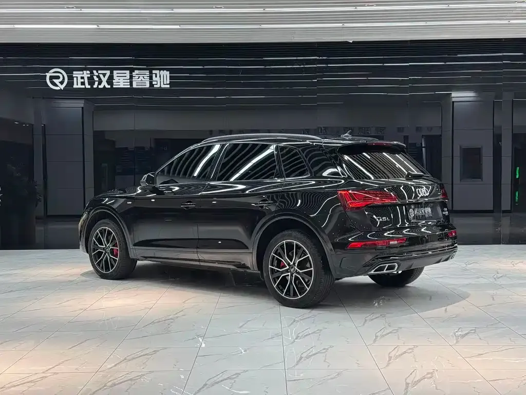 Audi Q5L — фото 10