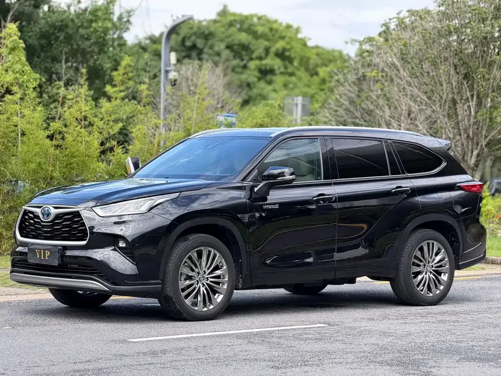 Toyota Highlander — фото 1