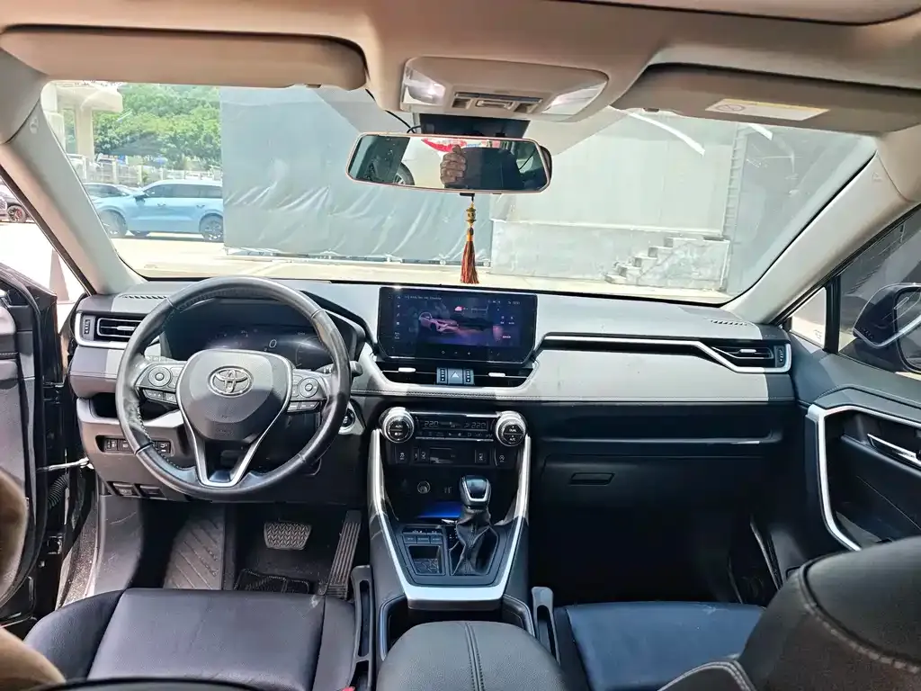 Toyota RAV4 — фото 6