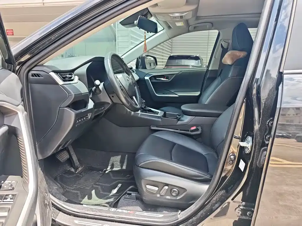 Toyota RAV4 — фото 4