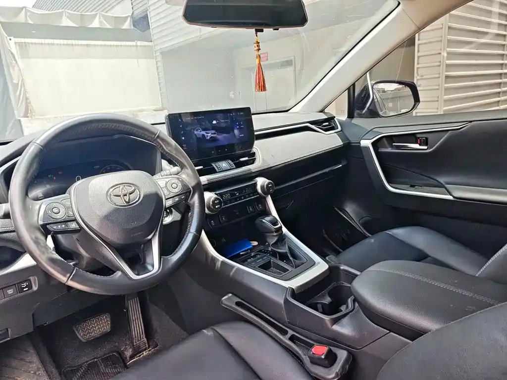 Toyota RAV4 — фото 10