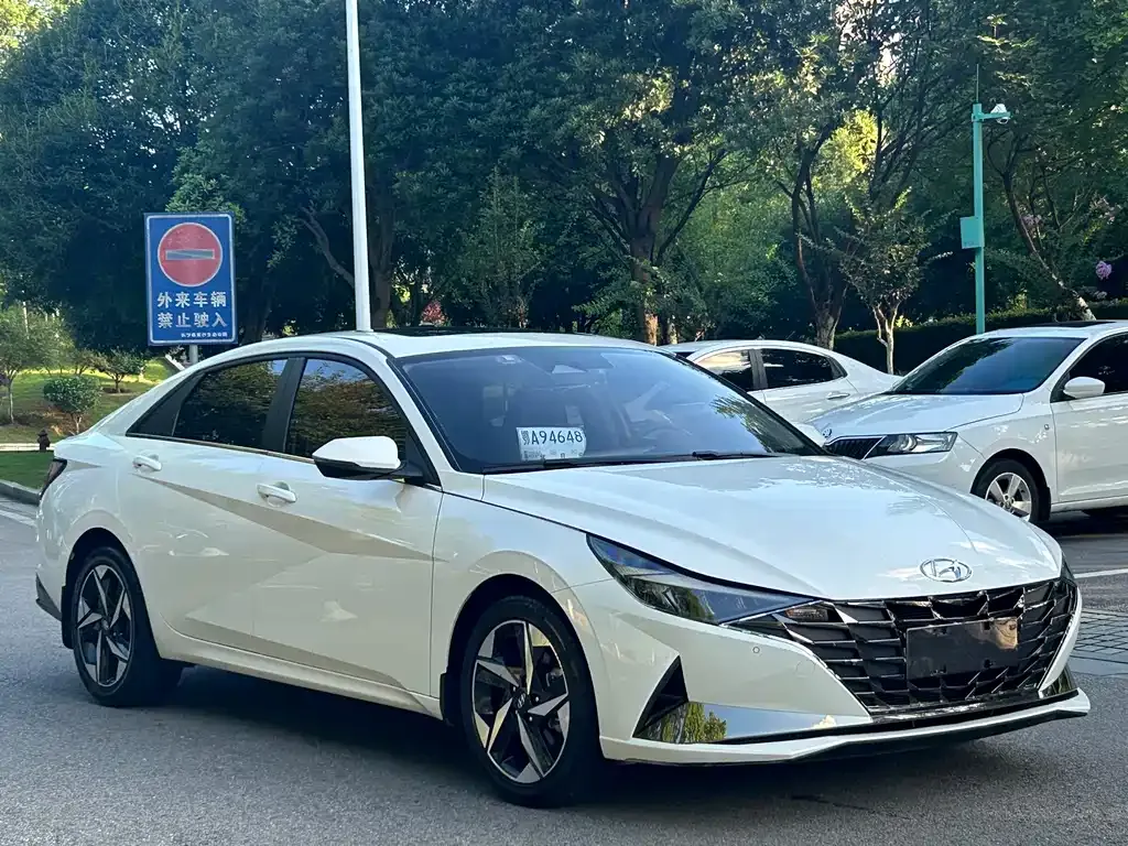 Hyundai Elantra — фото 1