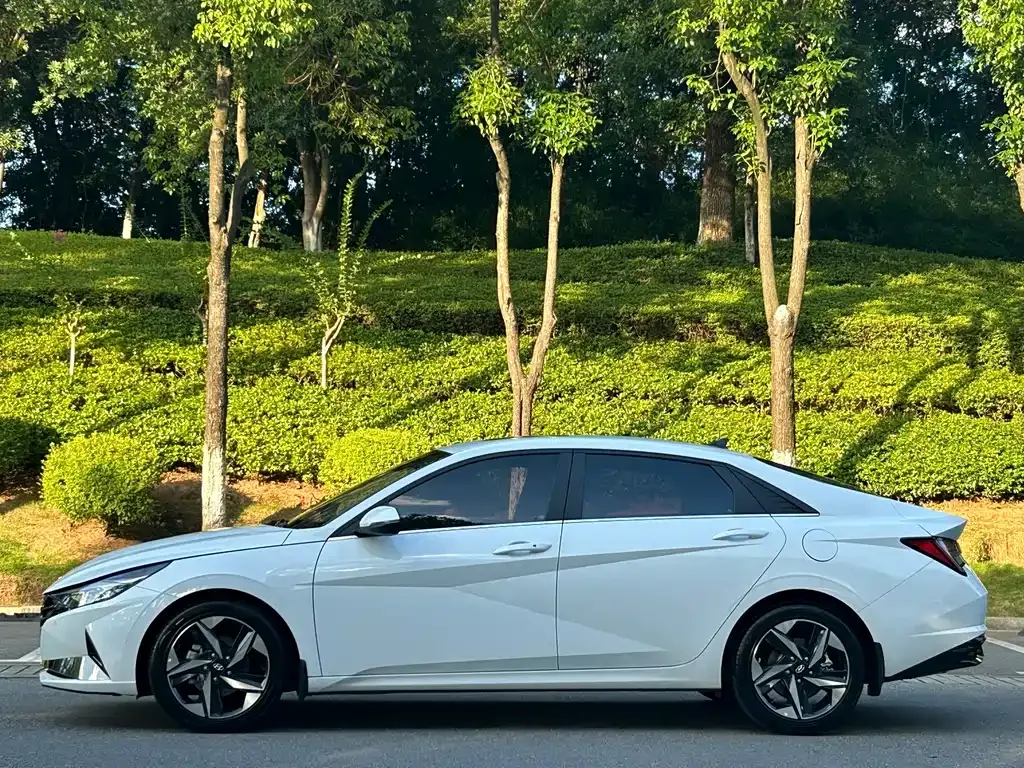 Hyundai Elantra — фото 10