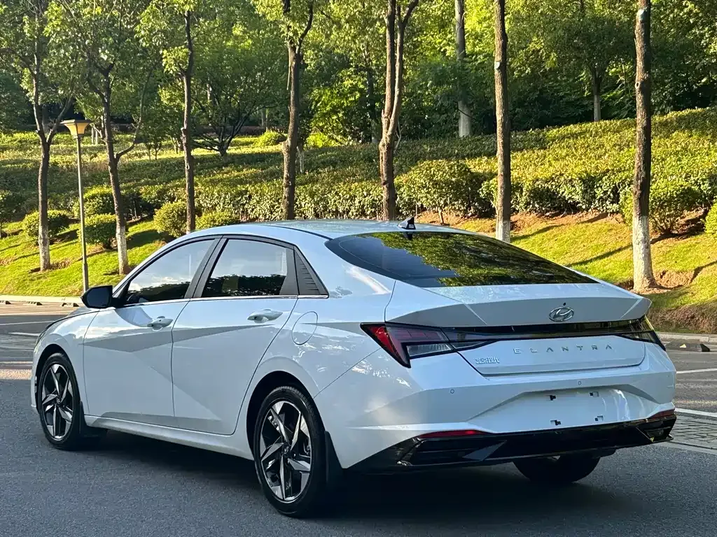 Hyundai Elantra — фото 7