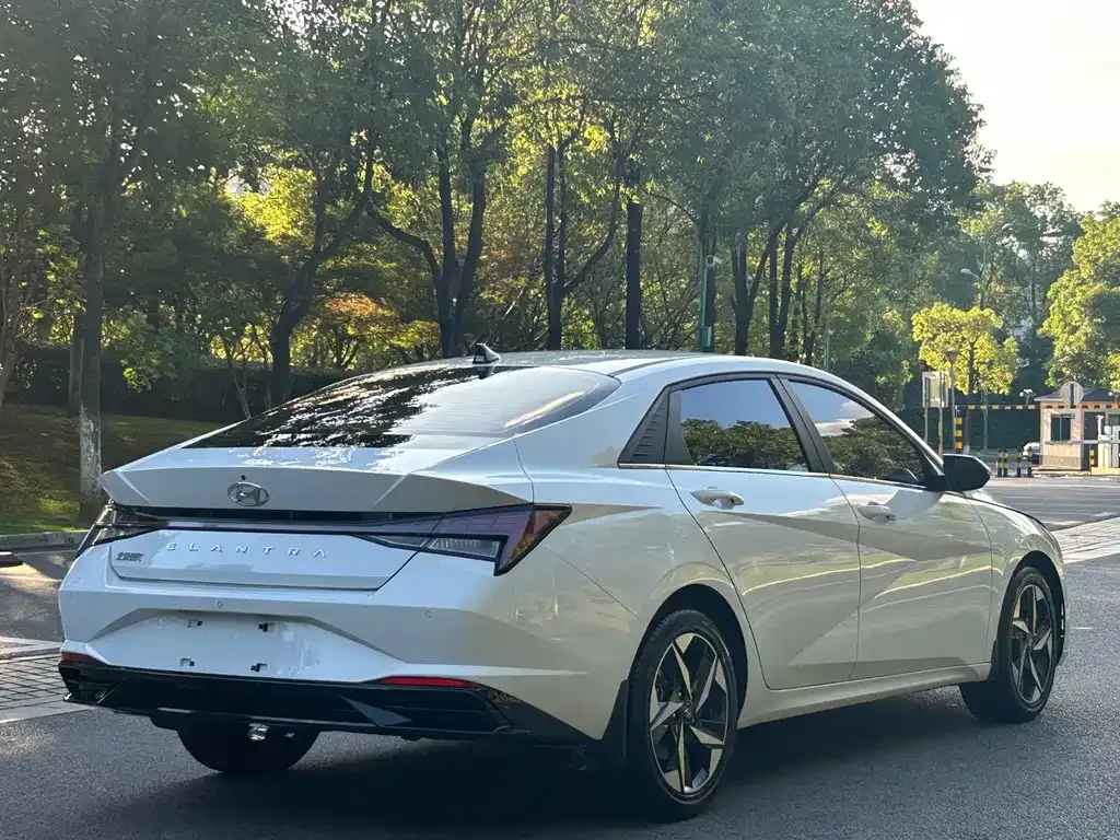 Hyundai Elantra — фото 2