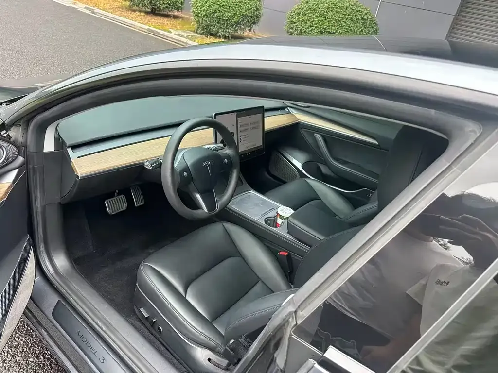 Tesla Model 3 — фото 9