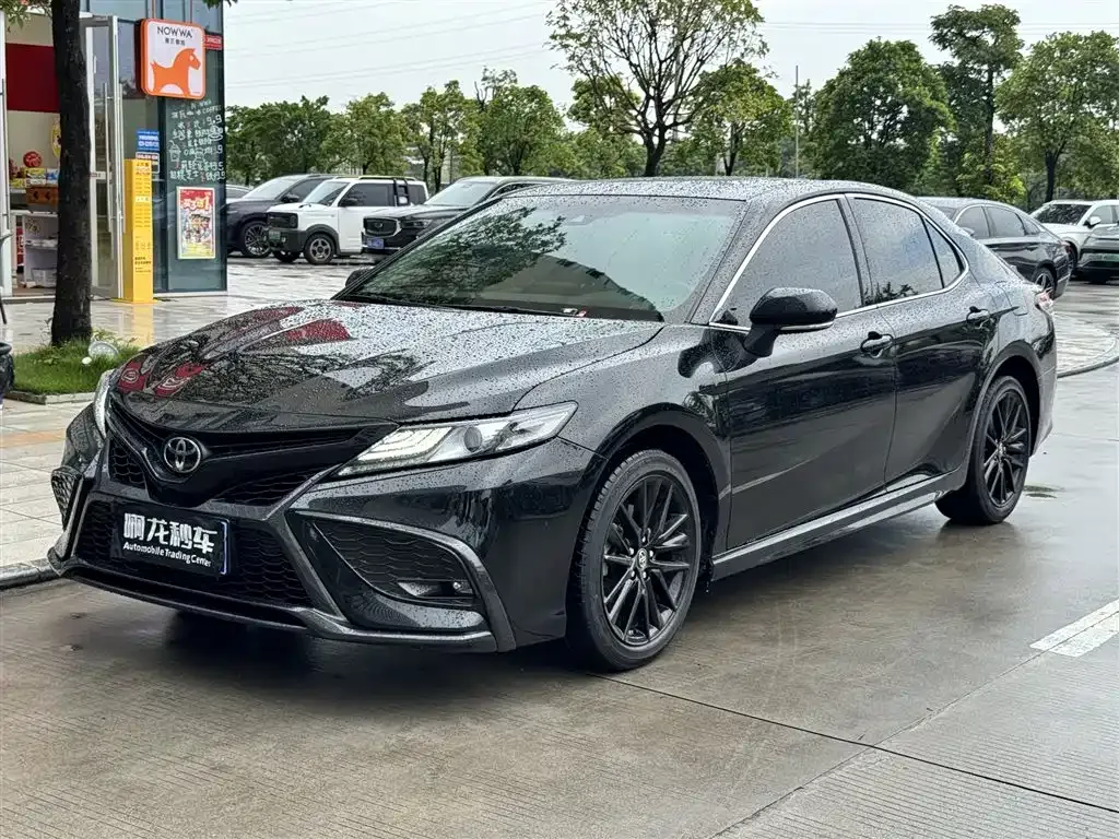 Toyota Camry — фото 1