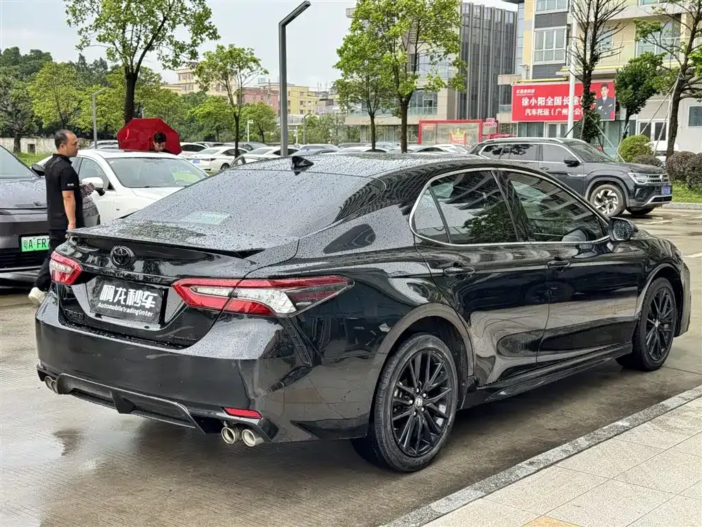 Toyota Camry — фото 9