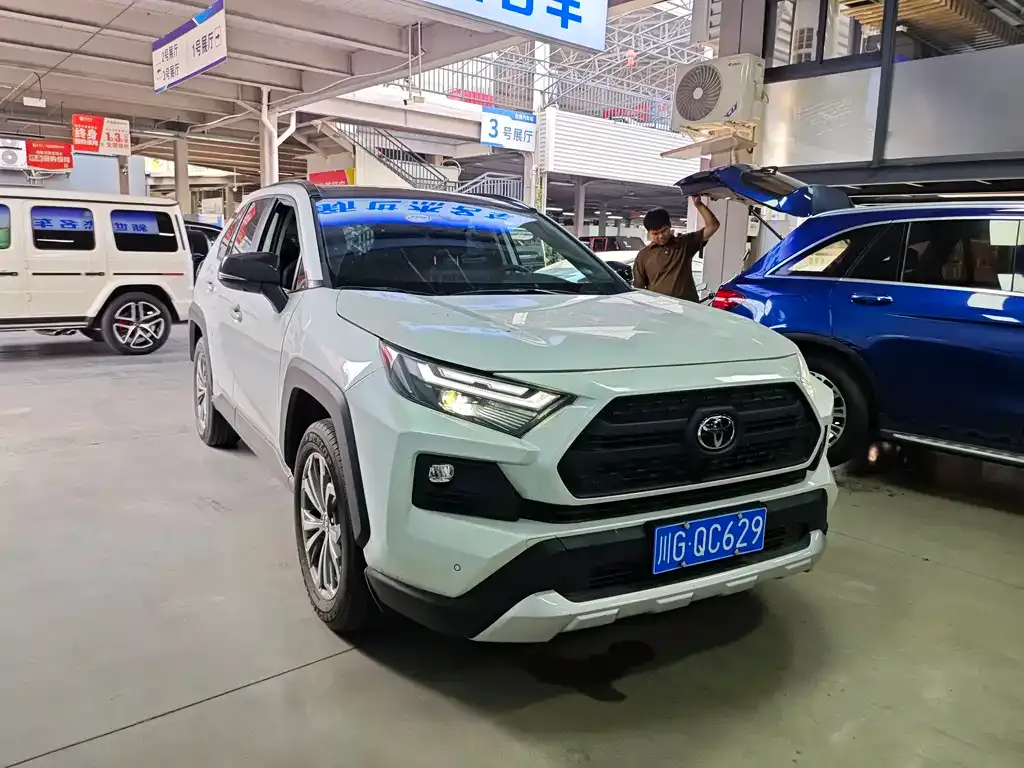 Toyota RAV4 — фото 3