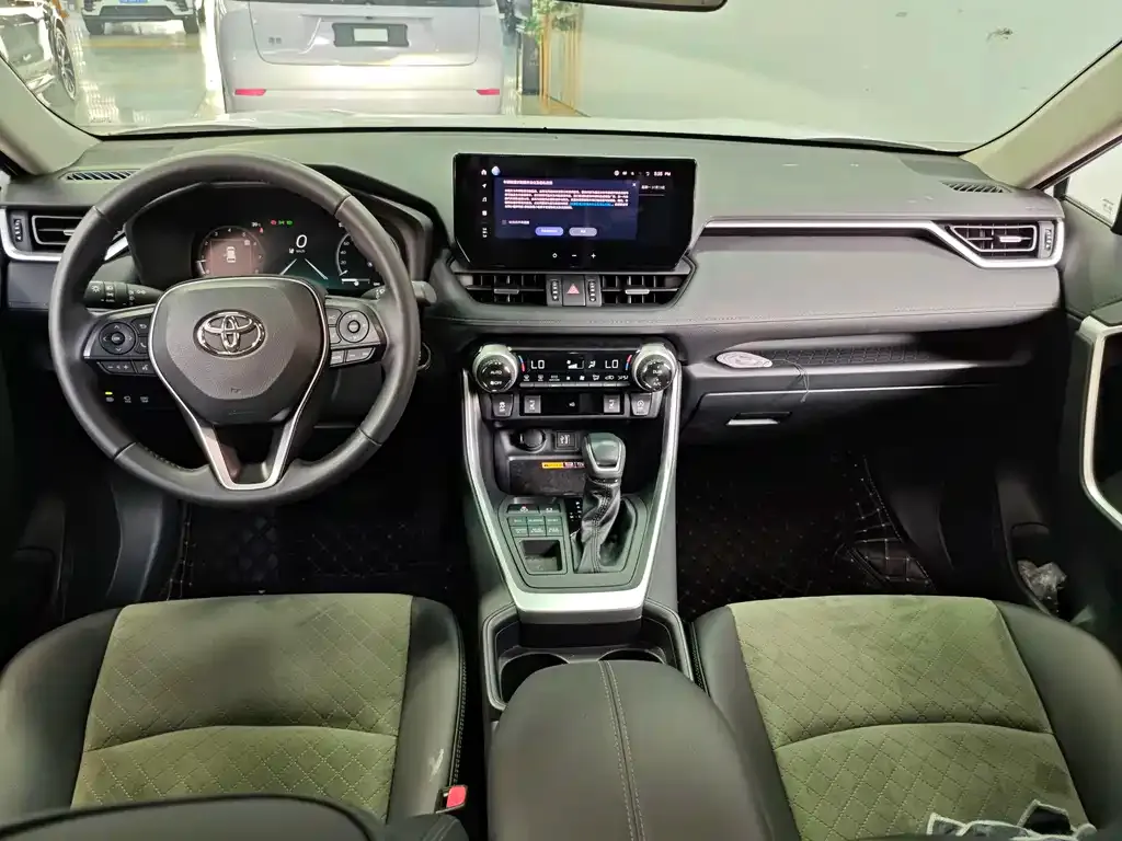 Toyota RAV4 — фото 8