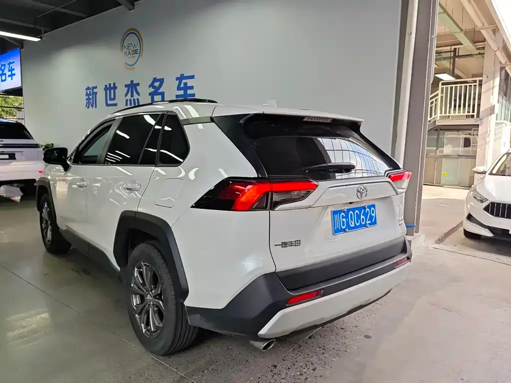 Toyota RAV4 — фото 6