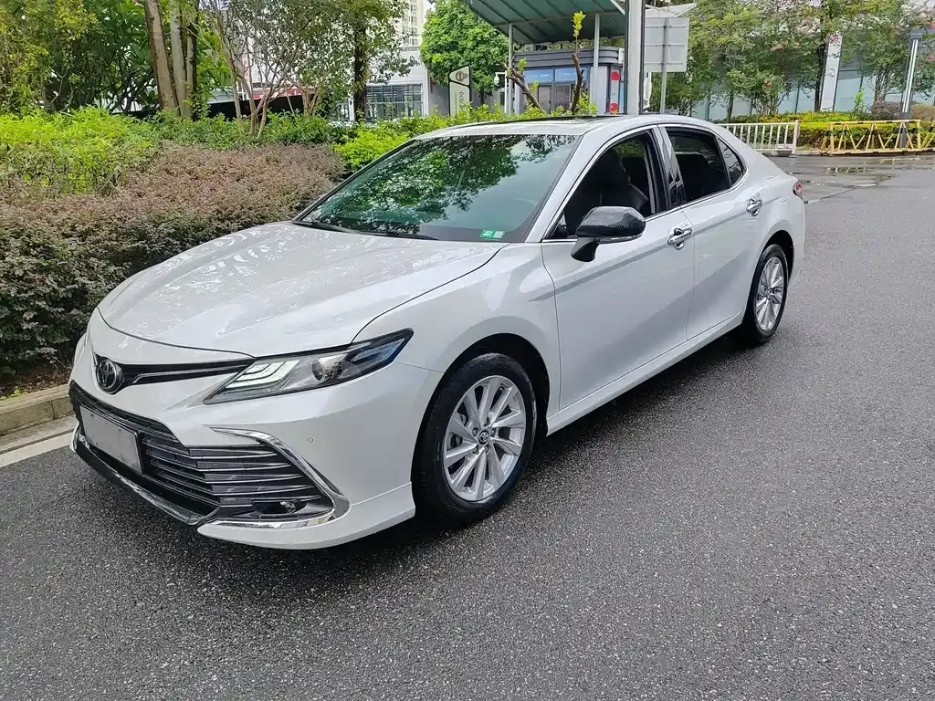 Toyota Camry — фото 1